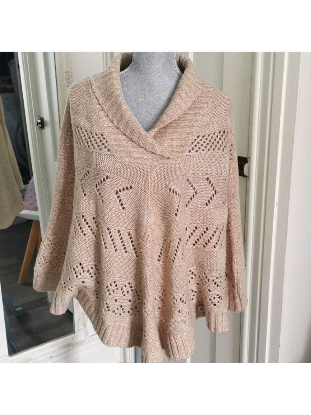 Northern Reflections beige poncho. Size large, XL. EUC